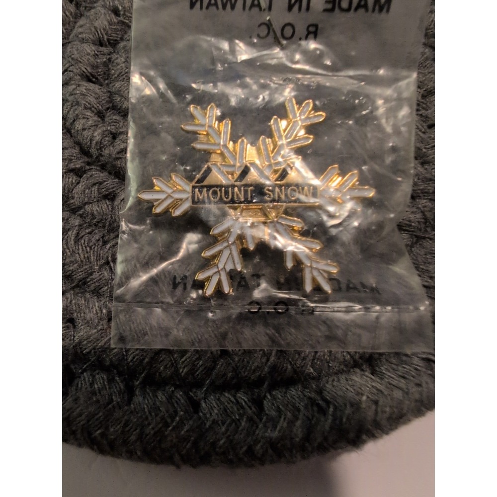MOUNT MT SNOW Vintage Snowflake Ski Pin VERMONT Skiingโ Souvenir Travel Lapel